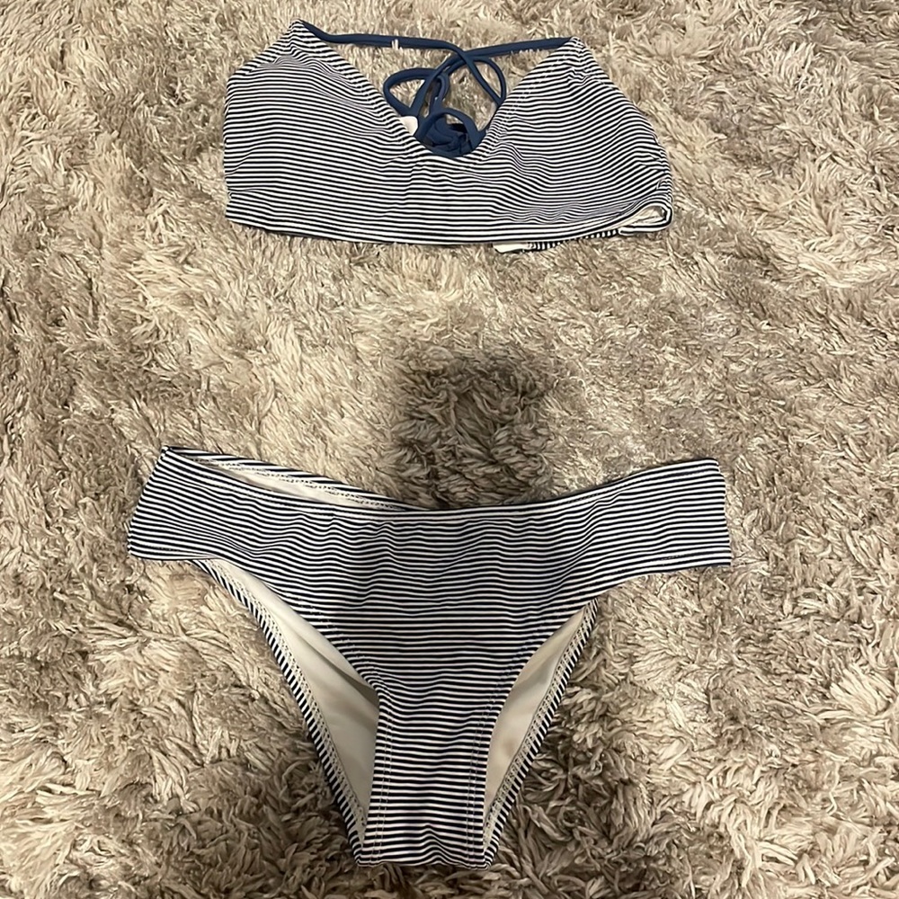 Super cute target navy blue striped set! Size small